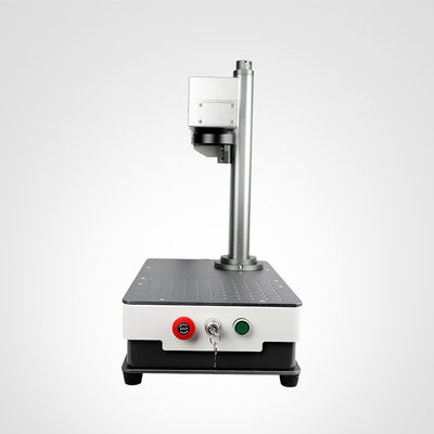 Mała maszyna do grawerowania laserowego z włókna do biurka 20W 30W 50W do znakowania metalu